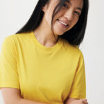 Femme souriante en t-shirt jaune sur fond clair