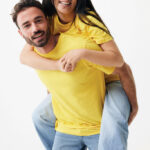 Couple souriant, porté sur le dos, t-shirts jaunes