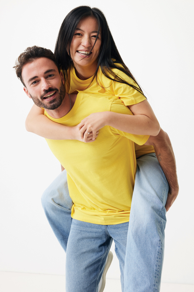 Couple souriant, porté sur le dos, t-shirts jaunes