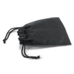Pochette noire à cordon sur fond blanc