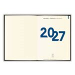 Livre ouvert affichant 2027 en grand bleu