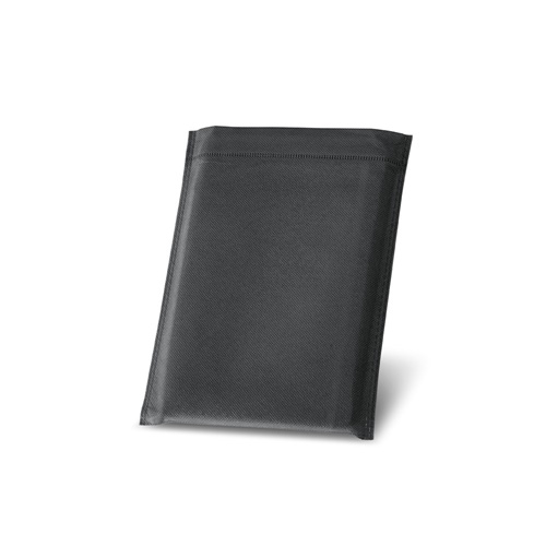 Enveloppe matelassée noire debout sur fond blanc