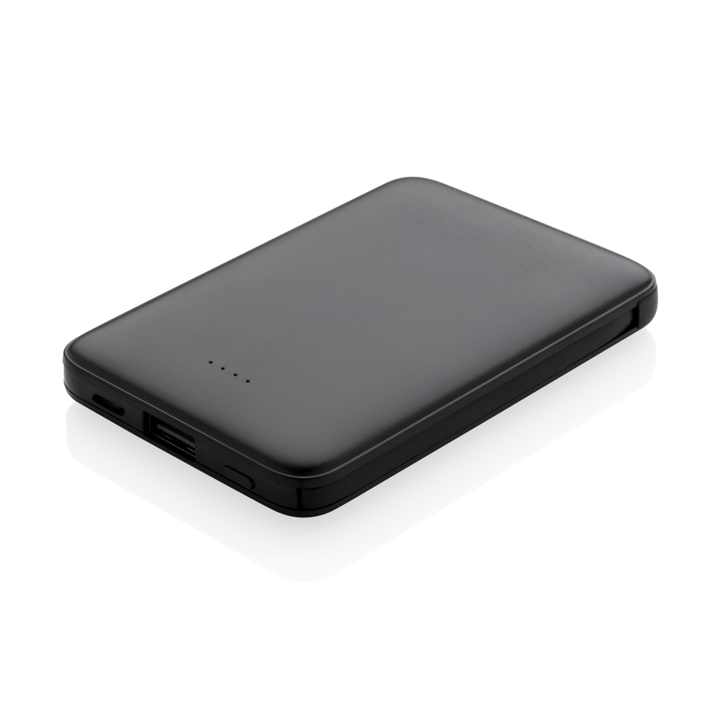 Batterie externe noire sur fond blanc