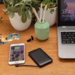 Bureau avec smartphone en charge et ordinateur portable