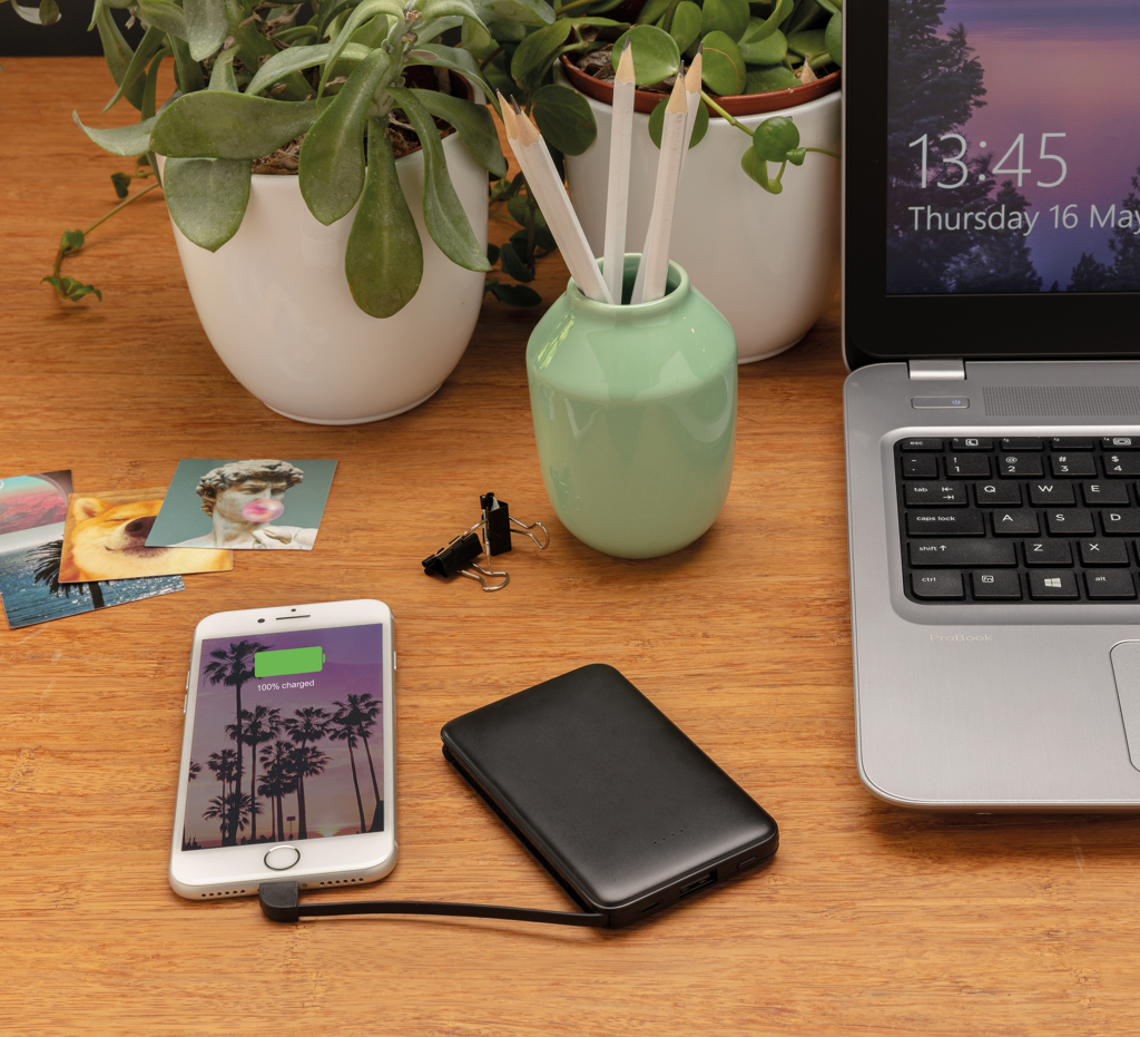Bureau avec smartphone en charge et ordinateur portable