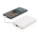 Smartphone connecté à une batterie externe blanche