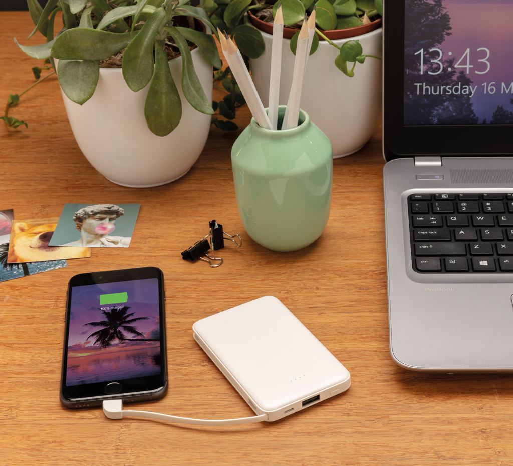Smartphone en charge sur bureau avec ordinateur portable
