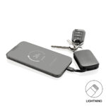 Smartphone en charge avec batterie externe et clés