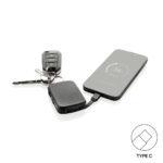 Clés de voiture et smartphone en charge
