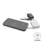 Smartphone en charge avec batterie externe et clés