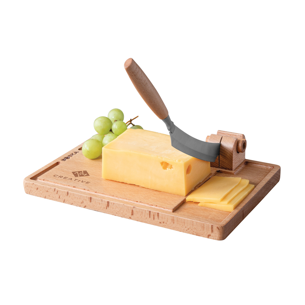 Fromage sur planche avec trancheuse et raisins