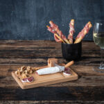 Planche de charcuterie avec vin blanc
