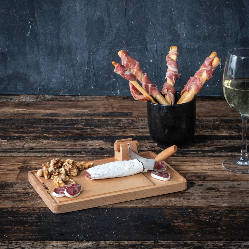 Planche de charcuterie avec vin blanc