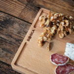 Noix, fromage bleu et saucisson sur planche