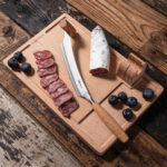 Planche apéritif avec saucisson tranché et myrtilles