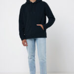 Homme en hoodie bleu marine et jean clair