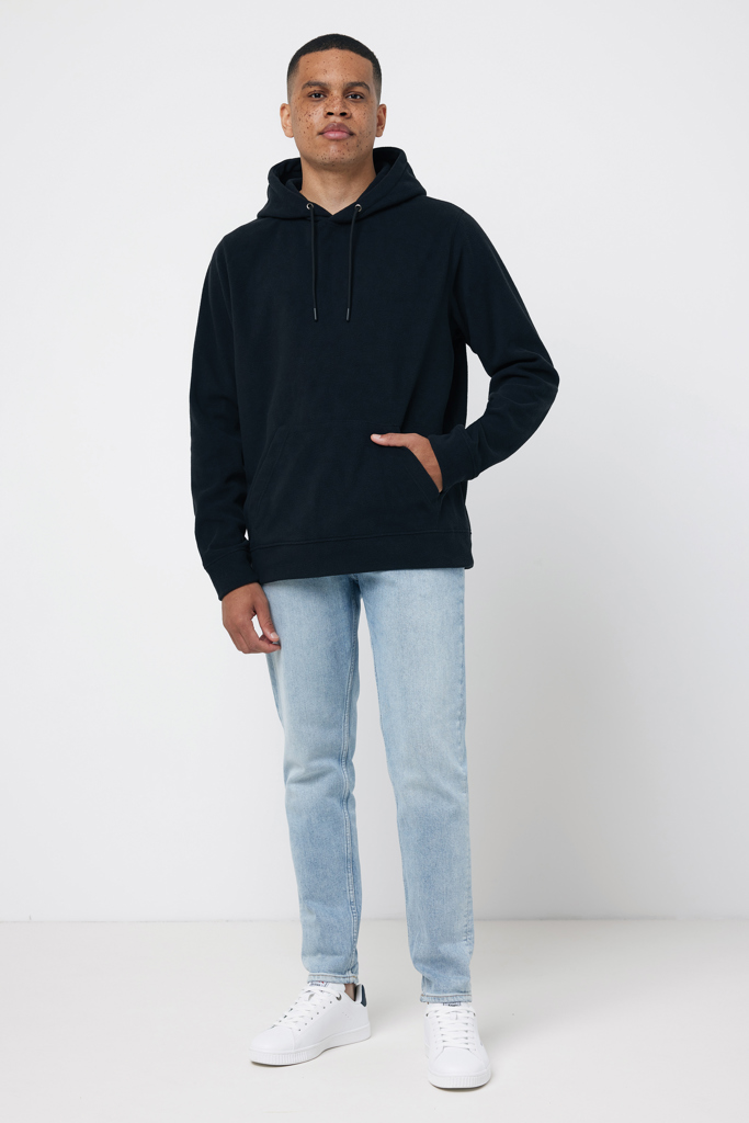 Homme en hoodie bleu marine et jean clair