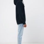 Homme de profil en hoodie noir