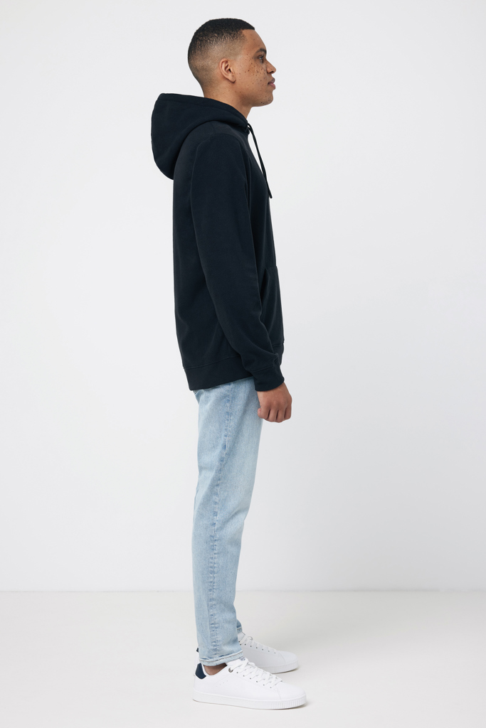 Homme de profil en hoodie noir