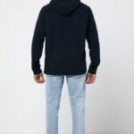 Homme de dos en hoodie bleu marine