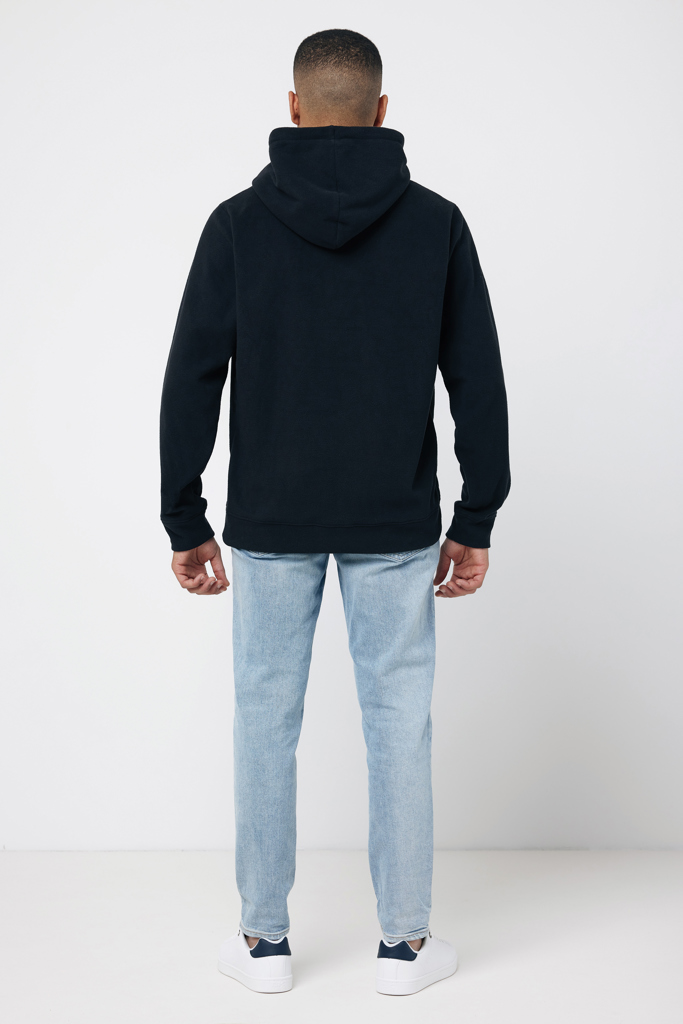 Homme de dos en hoodie bleu marine