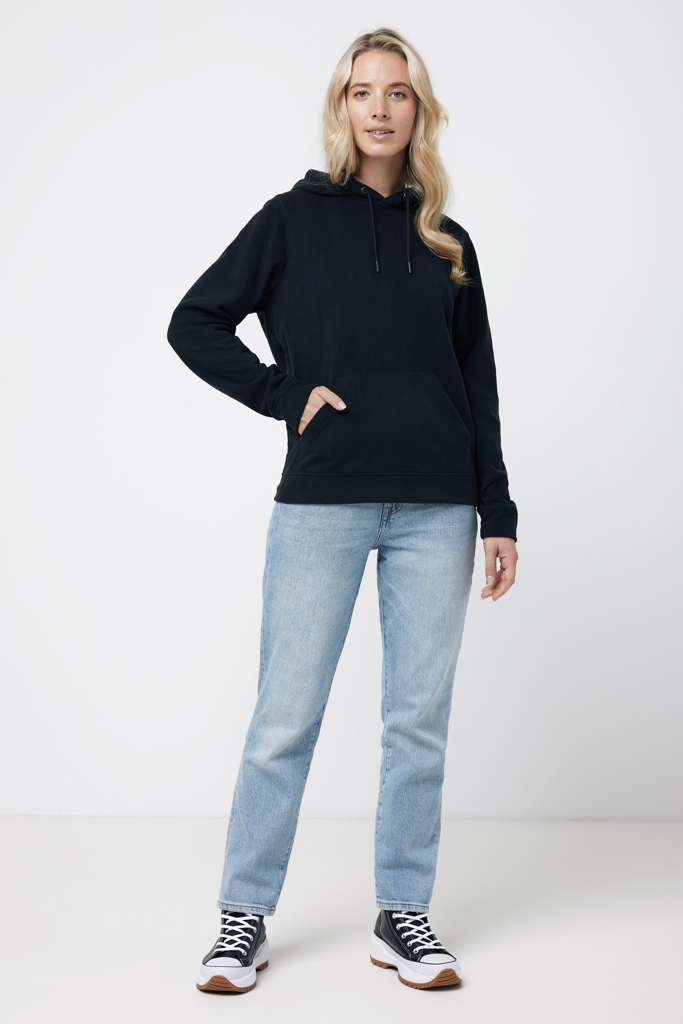 Femme en hoodie noir et jean clair
