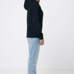 Femme de profil en sweat à capuche bleu marine