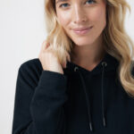 Portrait d’une femme blonde en sweat noir