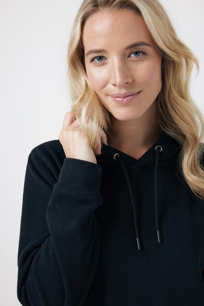 Portrait d’une femme blonde en sweat noir