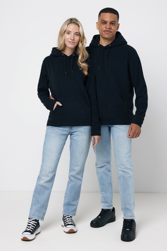 Deux modèles en sweats à capuche noirs