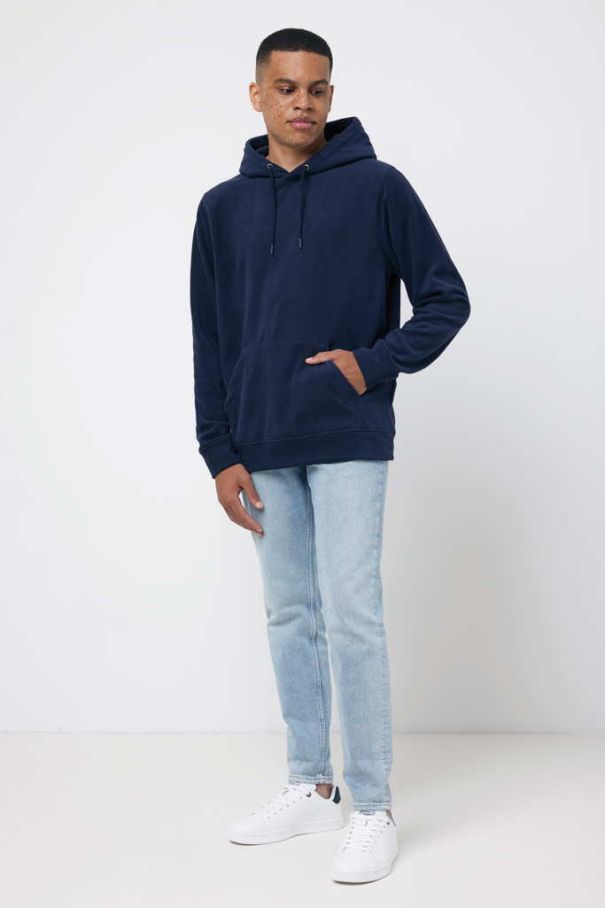 Homme portant hoodie bleu marine et jean clair