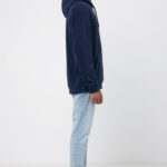 Homme en hoodie bleu marine de profil