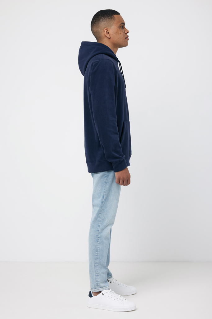 Homme en hoodie bleu marine de profil