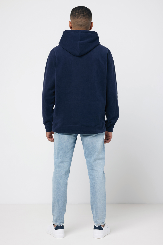 Homme de dos en sweat à capuche bleu