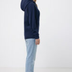 Femme de profil en sweat à capuche bleu