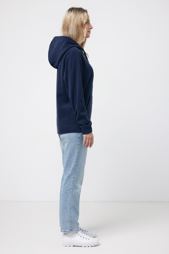 Femme de profil en sweat à capuche bleu