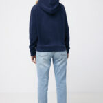 Femme de dos en hoodie bleu marine
