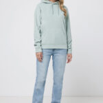 Femme portant sweat à capuche vert clair