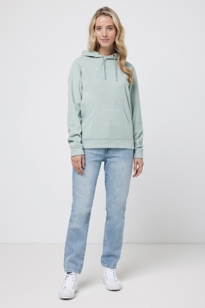 Femme portant sweat à capuche vert clair