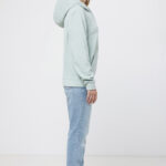 Femme de profil en sweat vert clair
