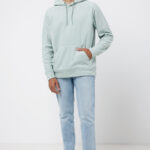 Homme portant sweat à capuche vert clair