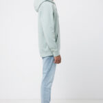 Homme de profil en hoodie vert clair
