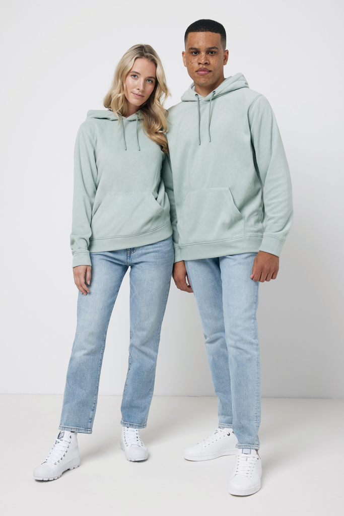 Homme et femme en sweats verts assortis