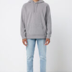 Homme portant hoodie gris et jean clair