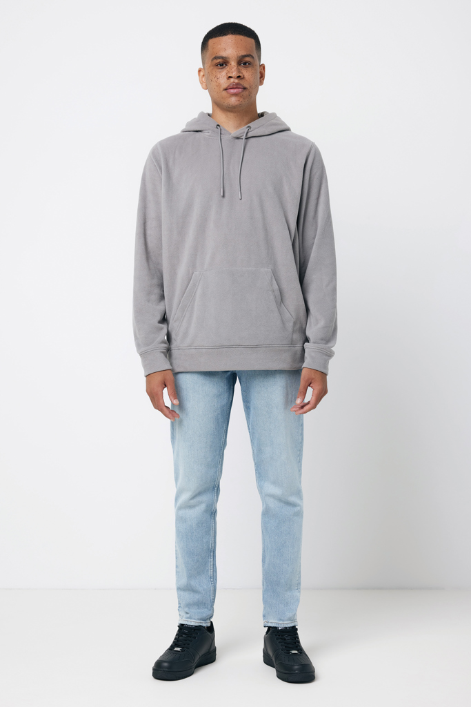 Homme portant hoodie gris et jean clair