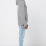 Homme en profil portant hoodie gris et jeans