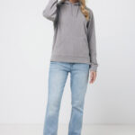 Femme en sweat gris et jean clair