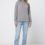Femme portant sweat à capuche gris et jean clair