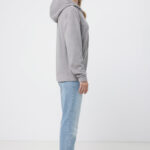 Femme en profil portant sweat à capuche gris