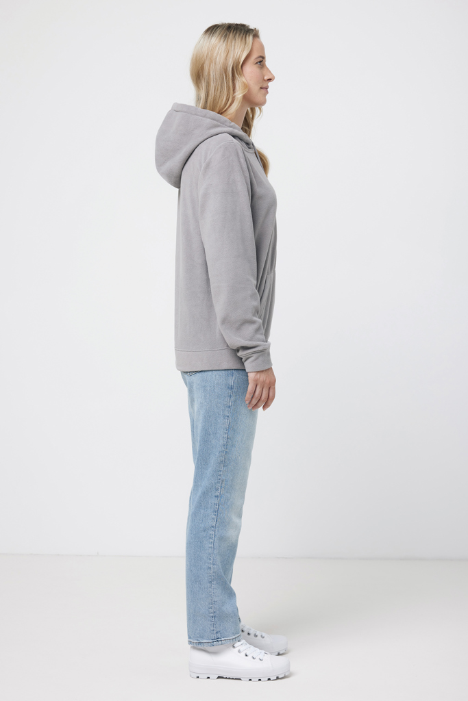 Femme en profil portant sweat à capuche gris